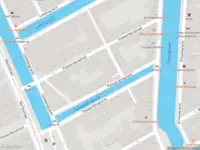 Ambulance met gepaste spoed naar de Eerste Passeerdersdwarsstraat in Amsterdam