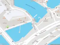 Ambulance met gepaste spoed naar de Geldersekade in Rotterdam