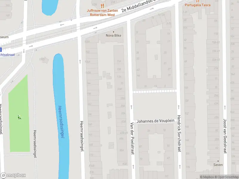 Ambulance met gepaste spoed naar de Van der Poelstraat in Rotterdam