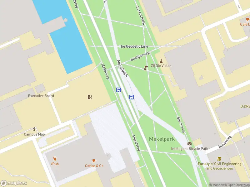 Ambulance met grote spoed naar de Balthasar van der Polweg in Delft