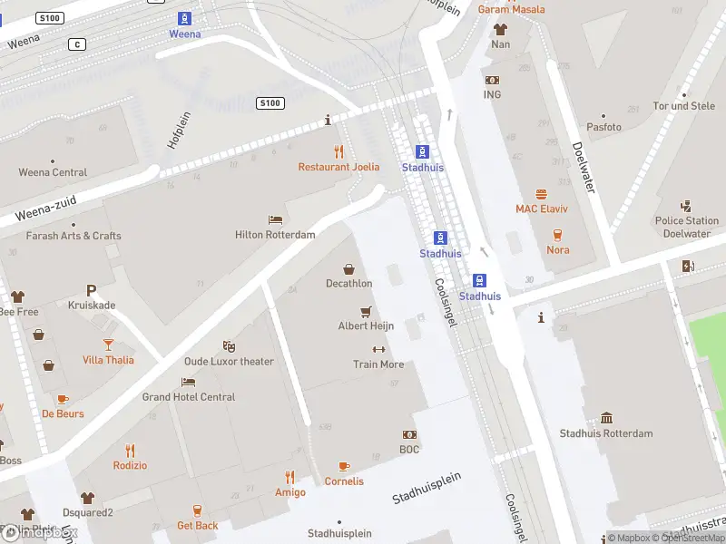 Ambulance met gepaste spoed naar de Coolsingel in Rotterdam