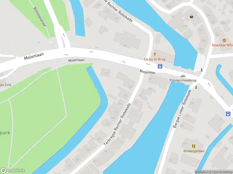 Ambulance met grote spoed naar de Terbregse Rechter Rottekade in Rotterdam