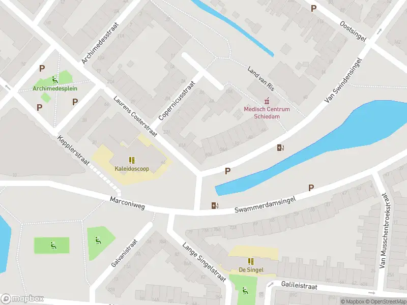 Ambulance met grote spoed naar de Van Swindensingel in Schiedam