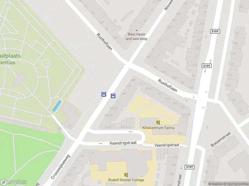 Ambulance met grote spoed naar de Nieuwe Crooswijkseweg in Rotterdam