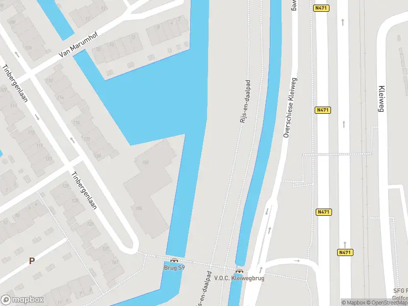 Ambulance met grote spoed naar de Overschiese Kleiweg in Rotterdam