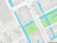 Ambulance met grote spoed naar de Zuiddijk in Delft