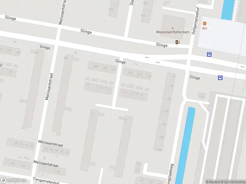 Ambulance met grote spoed naar de Stellendamhof in Rotterdam