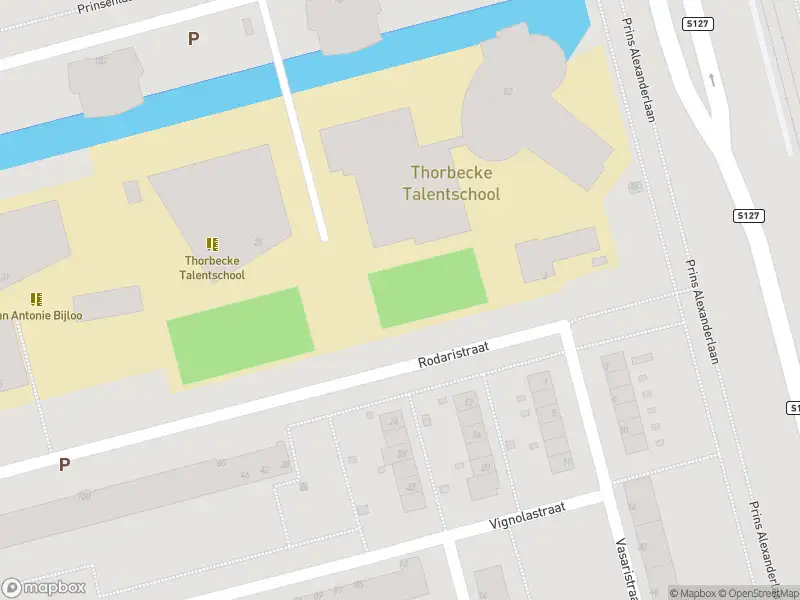 Ambulance met gepaste spoed naar de Rodaristraat in Rotterdam