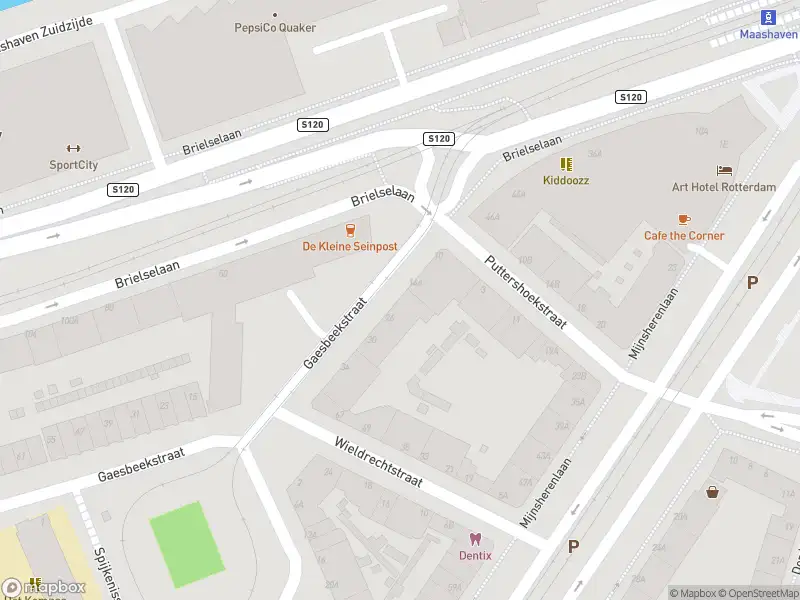 Ambulance met gepaste spoed naar de Gaesbeekstraat in Rotterdam