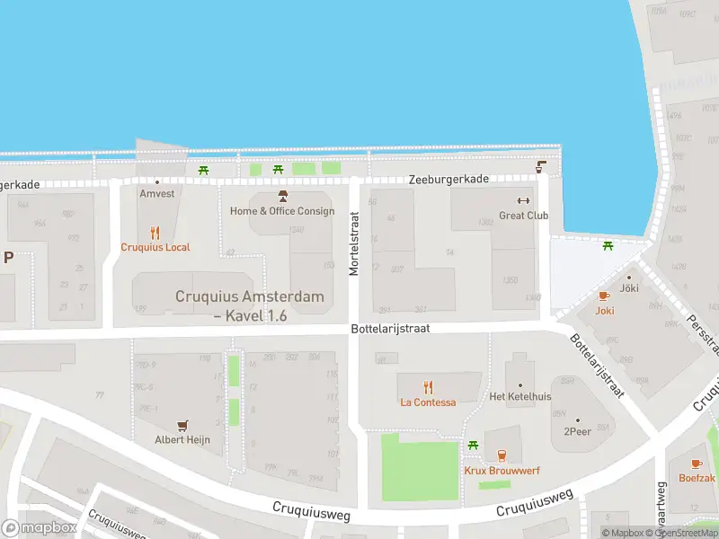 Ambulance met grote spoed naar de Mortelstraat in Amsterdam