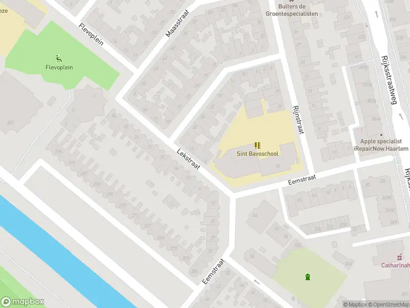 Ambulance met grote spoed naar de Rijnstraat in Haarlem