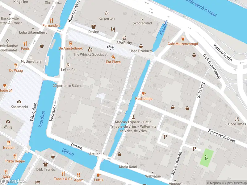 Ambulance met grote spoed naar de Achterdam in Alkmaar