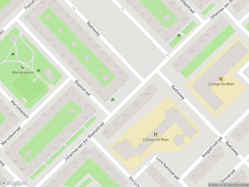 Brandweer met gepaste spoed naar de Van Marumstraat in Amsterdam