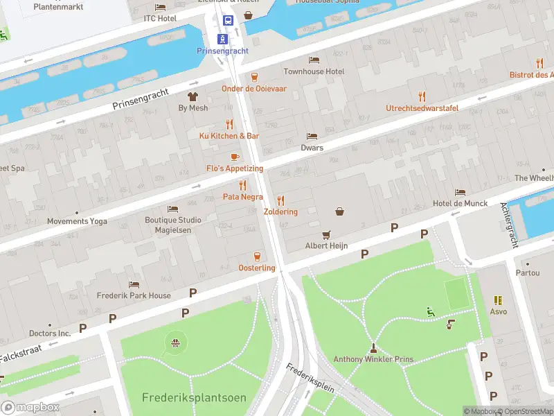 Ambulance met grote spoed naar de Utrechtsedwarsstraat in Amsterdam