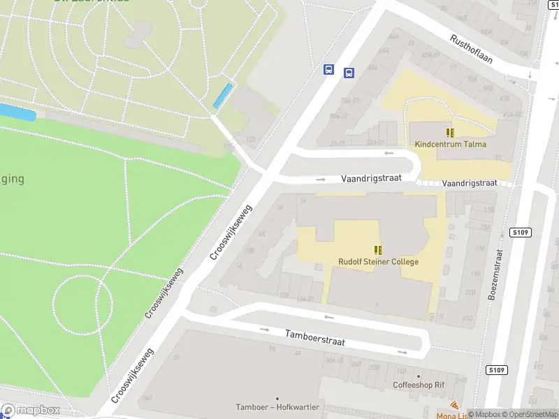 Ambulance met grote spoed naar de Crooswijkseweg in Rotterdam