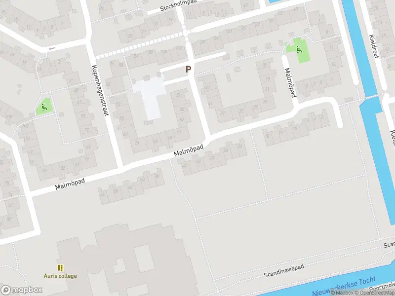 Ambulance met grote spoed naar de Malmöpad in Rotterdam