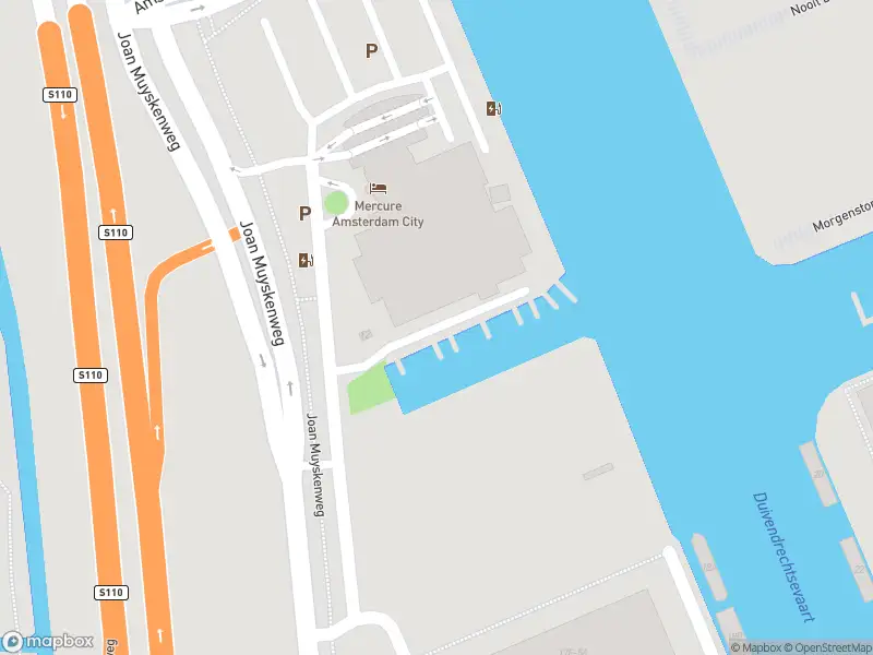 Ambulance met gepaste spoed naar de Joan Muyskenweg in Amsterdam