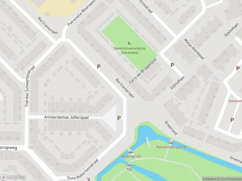 Ambulance met grote spoed naar de Rie Cramerlaan in Leiden