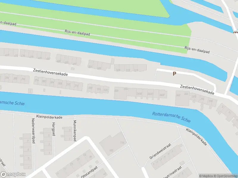 Ambulance met gepaste spoed naar de Zestienhovensekade in Rotterdam