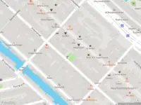 Ambulance met gepaste spoed naar de Haarlemmerdijk in Amsterdam