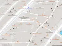 Brandweer met gepaste spoed naar de Nieuwezijds Kolk in Amsterdam