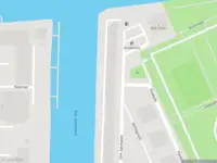 Ambulance met grote spoed naar de Sint-Janshaven in Rotterdam