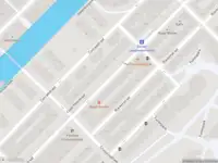 Ambulance met grote spoed naar de Czaar Peterstraat in Amsterdam