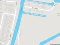 Politie met grote spoed naar de Bloemketerp in Franeker vanwege voertuigen te water