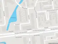 Ambulance met grote spoed naar de Pluvierhof in Hellevoetsluis