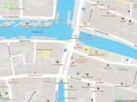 Ambulance met gepaste spoed naar de Kort Rapenburg in Leiden