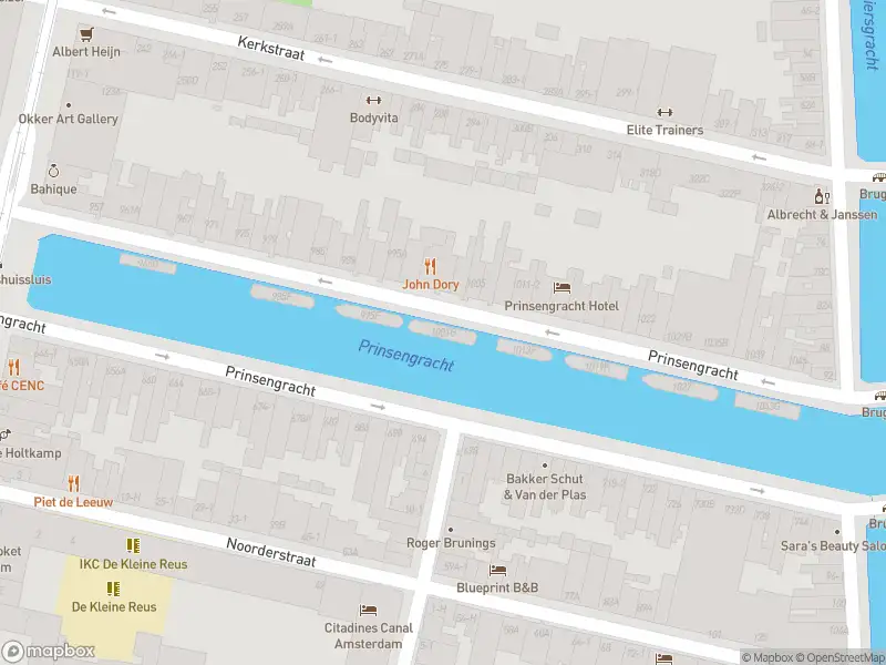 Ambulance met grote spoed naar de Prinsengracht in Amsterdam