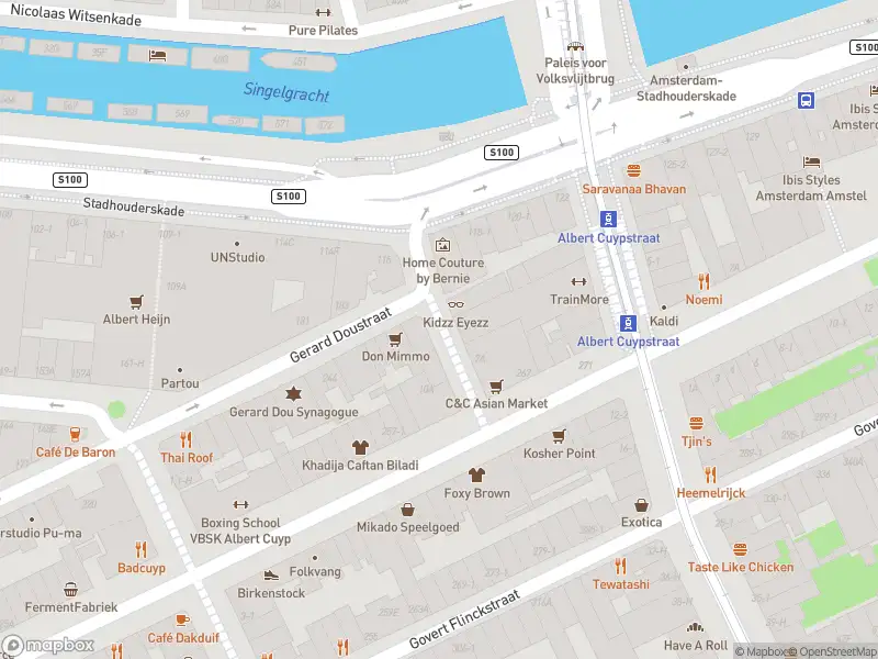 Ambulance met grote spoed naar de Nicolaas Berchemstraat in Amsterdam