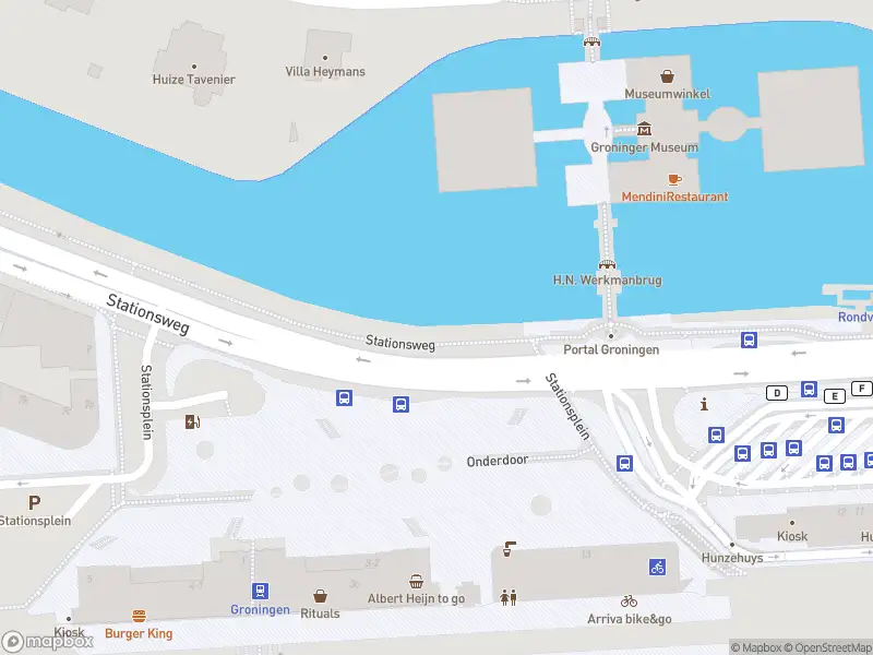 Brandweer met gepaste spoed naar de Stationsweg in Groningen vanwege een liftopsluiting