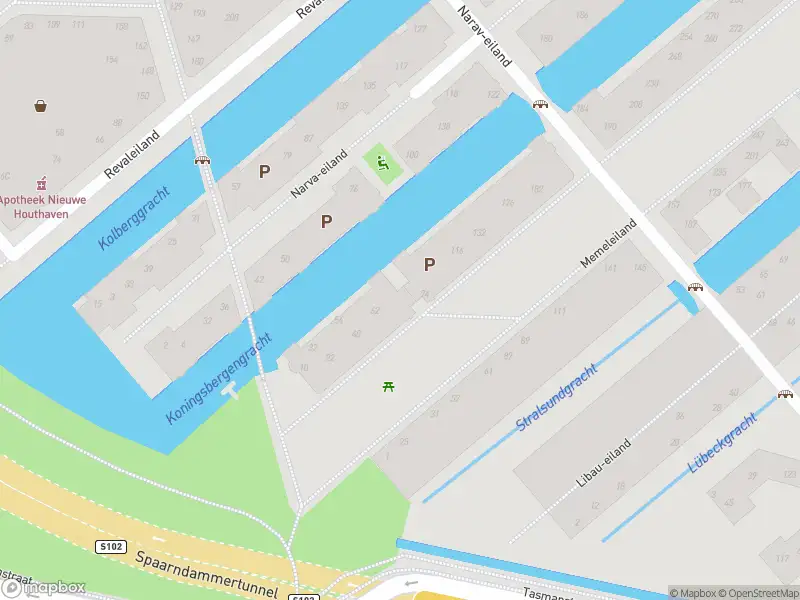 Ambulance met gepaste spoed naar de Memeleiland in Amsterdam