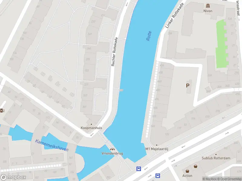 Ambulance met gepaste spoed naar de Rechter Rottekade in Rotterdam