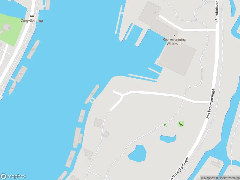 Ambulance met grote spoed naar de Jan Vroegopsingel in Amsterdam