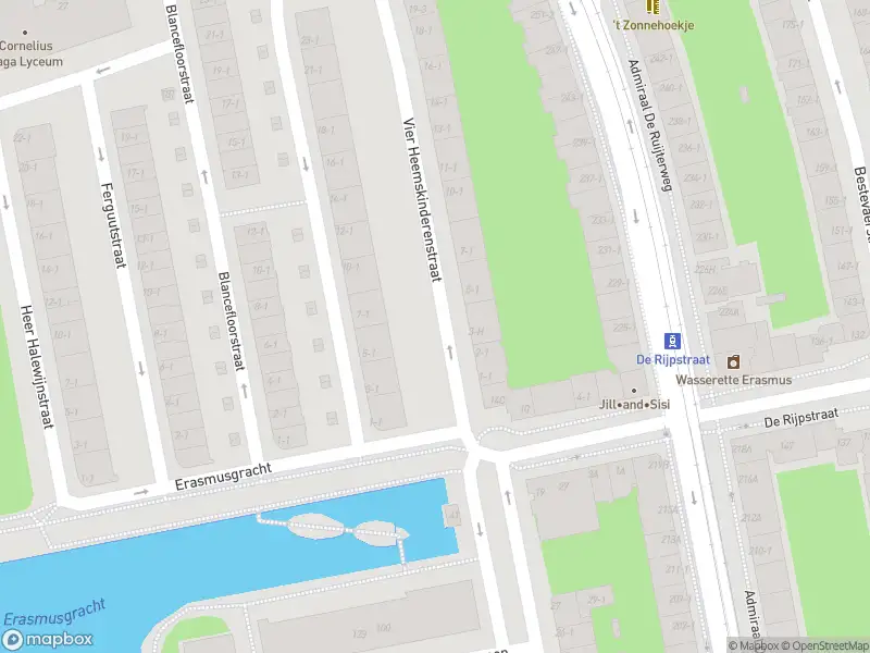 Ambulance met grote spoed naar de Joos Banckersplantsoen in Amsterdam