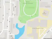 Ambulance met grote spoed naar de Kinderen van Versteegplein in Zoetermeer