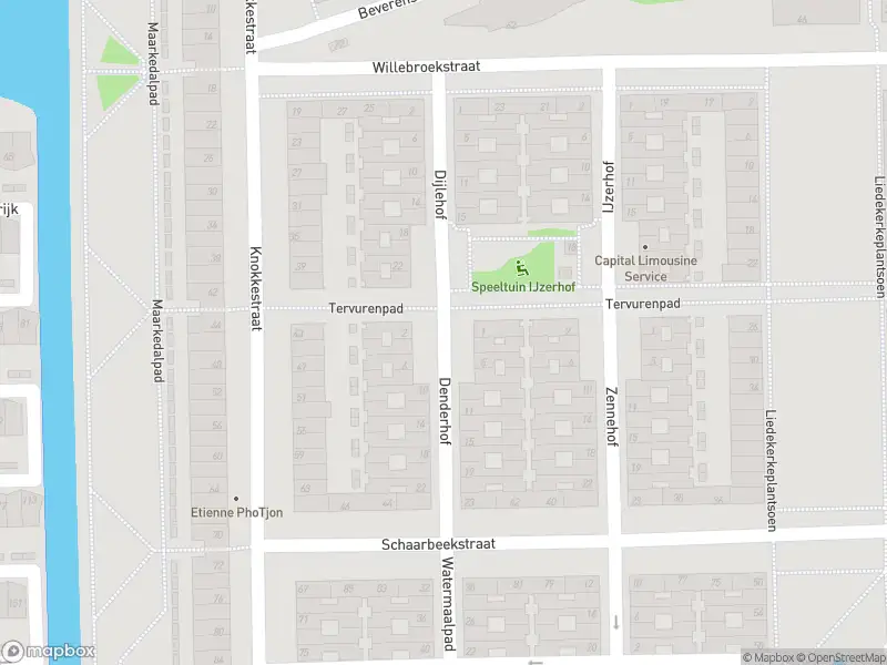 Ambulance met gepaste spoed naar de Denderhof in Amsterdam