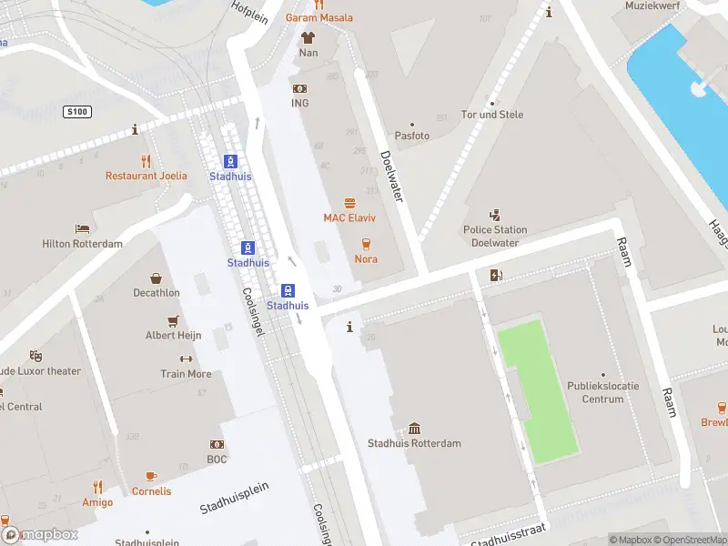 Ambulance met grote spoed naar de Coolsingel in Rotterdam