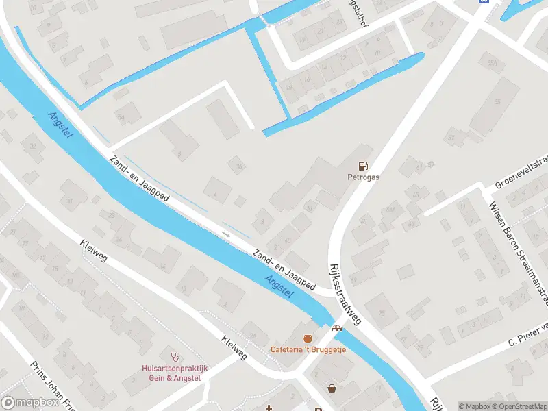 Ambulance met grote spoed naar de Prinses Margrietstraat in Baambrugge