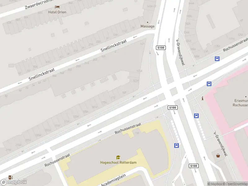 Ambulance met grote spoed naar de Rochussenstraat in Rotterdam