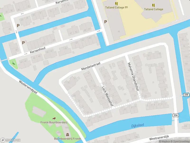 Ambulance met grote spoed naar de Lech Walesahof in Zaandam