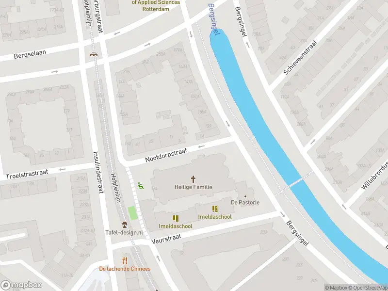 Ambulance met grote spoed naar de Nootdorpstraat in Rotterdam