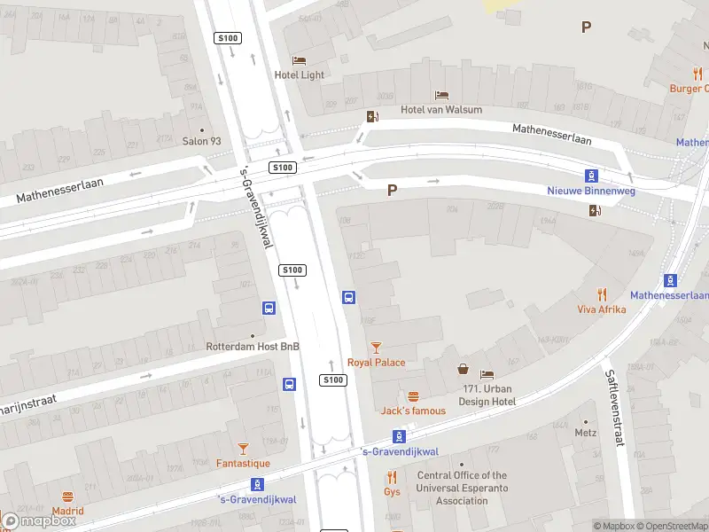 Ambulance met grote spoed naar de 's-Gravendijkwal in Rotterdam