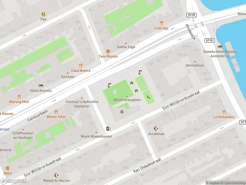 Ambulance met grote spoed naar de Servaes Noutsstraat in Amsterdam