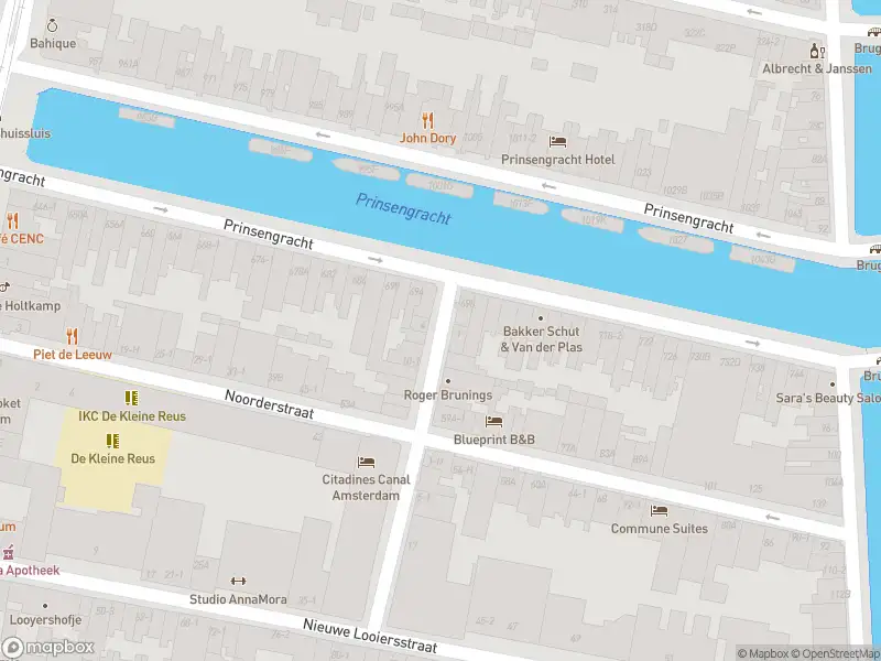 Ambulance met gepaste spoed naar de Noorderdwarsstraat in Amsterdam