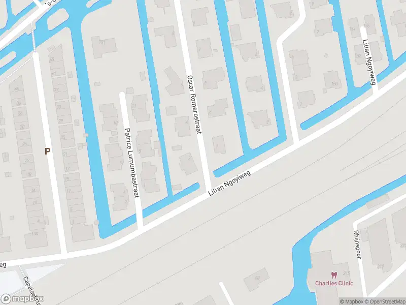 Ambulance met gepaste spoed naar de Oscar Romerostraat in Rotterdam