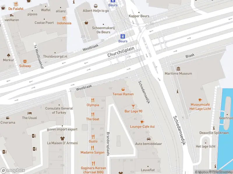 Ambulance met grote spoed naar de Churchillplein in Rotterdam