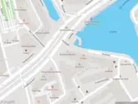 Ambulance met grote spoed naar de Hooikade in Delft